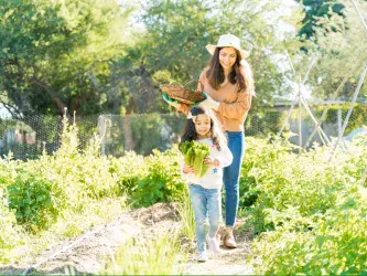Familia en una huerta